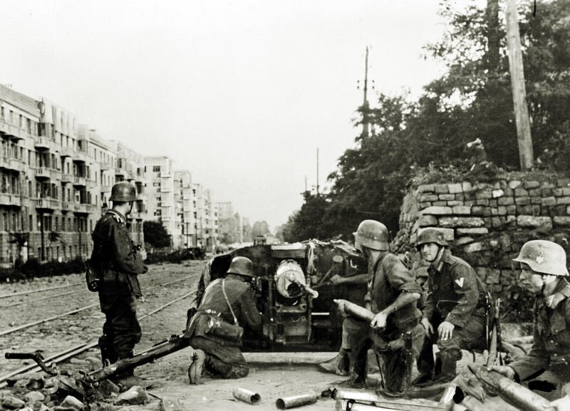 Немецкий расчет на улицах Ростова-на-Дону в июле 1942.