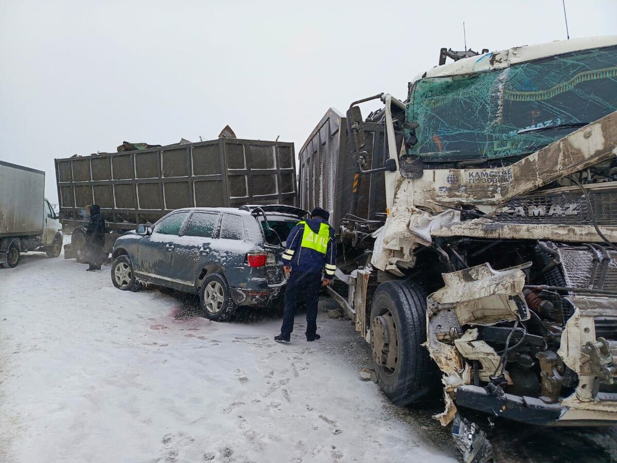 Серовский тракт встал в глухую пробку из-за массовой аварии (добавлено фото  с места) | Новости Нижнего Тагила | Дзен