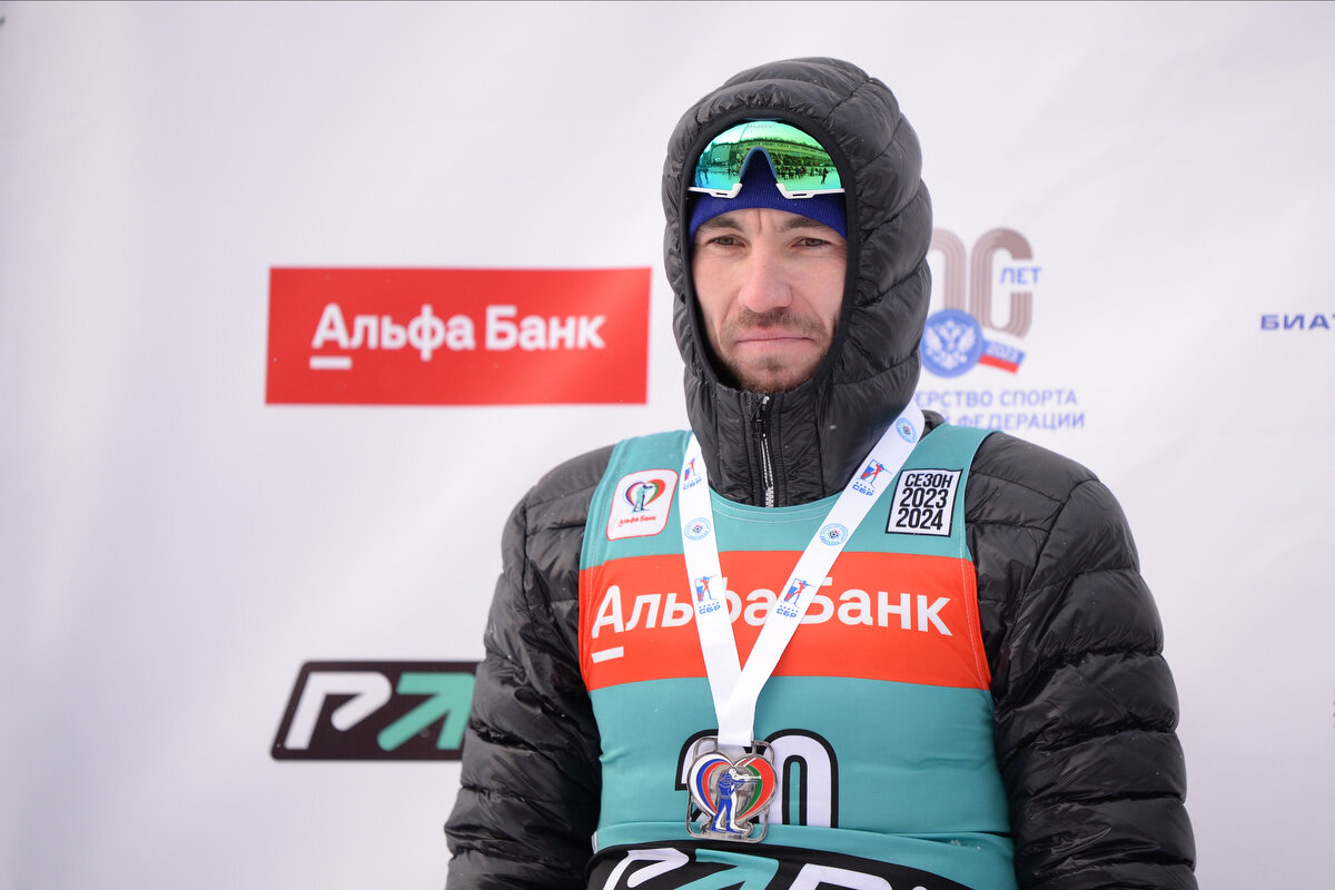 Александр Логинов выиграл серебро в масс-старте на этапе Кубка Содружества в Уфе. Тюменский биатлонист уступил только Дмитрию Лазовскому из Беларуси. Фото: СБР