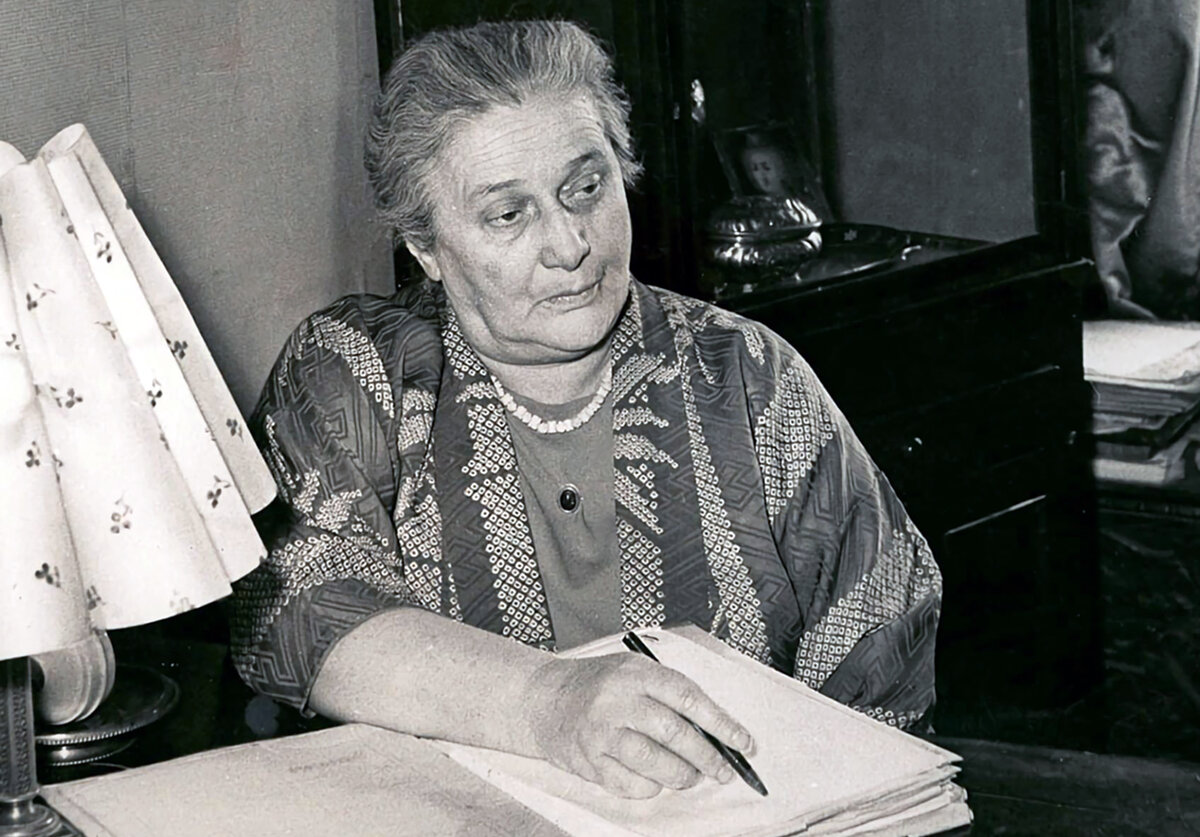 Анна Ахматова:🌹 гордость русской поэзии, символ Серебряного века и муза многих поэтов!🌟✨