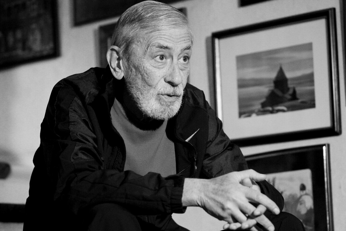Вахтанг Кикабидзе (19 июля 1938 — 15 января 2023) — советский и грузинский певец, актер и режиссер. Российскому зрителю Кикабидзе наиболее известен по ролям в фильмах «Мимино», где актер сыграл роль летчика Валентина Мизандари, и «Не горюй!», картине Георгия Данелия, за роль в которой Кикабидзе получил приз за лучшую мужскую роль Международного кинофестиваля в Картахене. В 2016 году вышла книга под названием «Они», в которой Кикабидзе собрал несколько новелл про людей разных национальностей. С 2020 года Кикабидзе являлся депутатом парламента Грузии VII созыва. Фото: Екатерина Чеснокова/РИА Новости