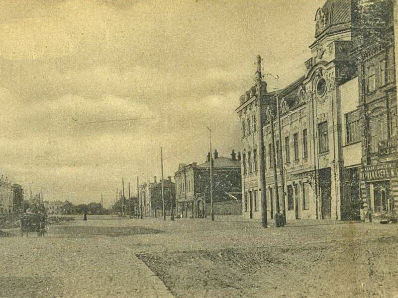 Справа - дом Уварова на Пушкина, 4. Фото с сайта uraloved.ru