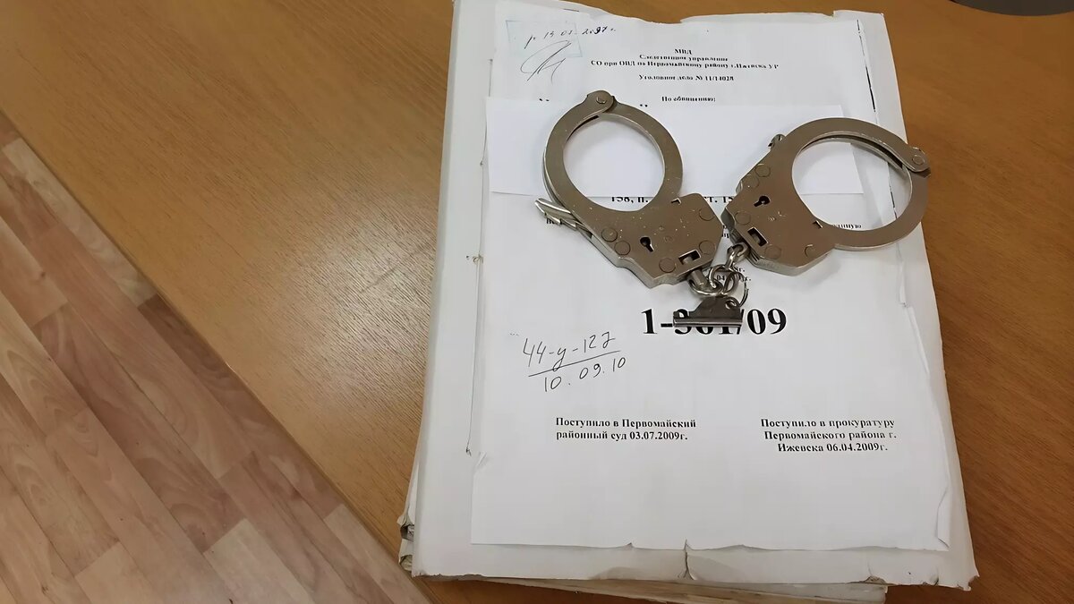    Актера Сергея Базанова, который играл роль члена криминальной группировки в сериале нижегородского режиссера Жоры Крыжовникова «Слово пацана. Кровь на асфальте» (18+), арестовали. Мужчина подозревается в убийстве, пишут «Новые известия».