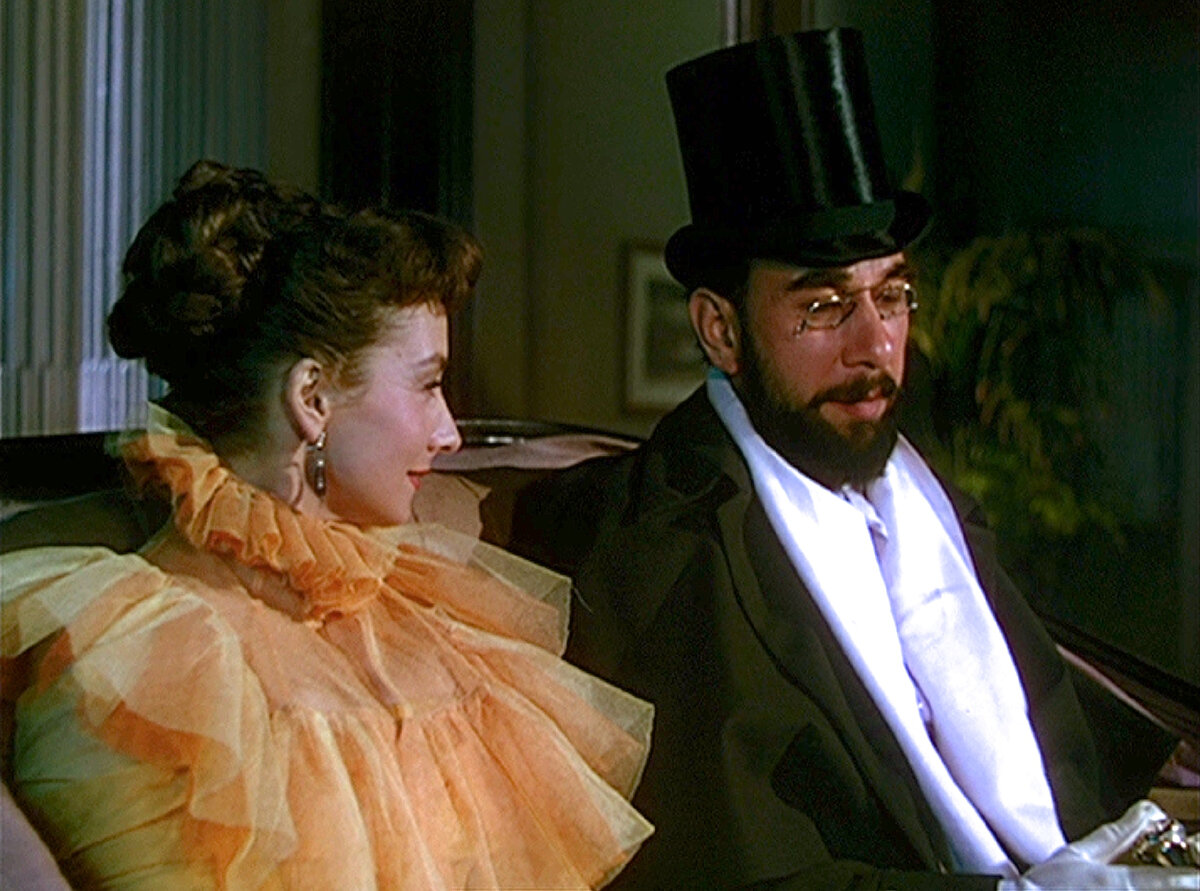 Кадры из х/ф "Мулен Руж". Листайте галерею.