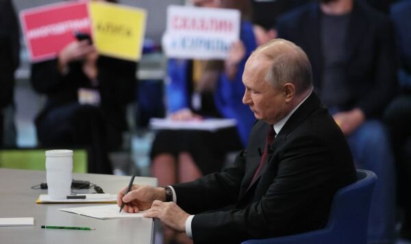Президент РФ Владимир Путин во время прямой линии 14 декабря 2023