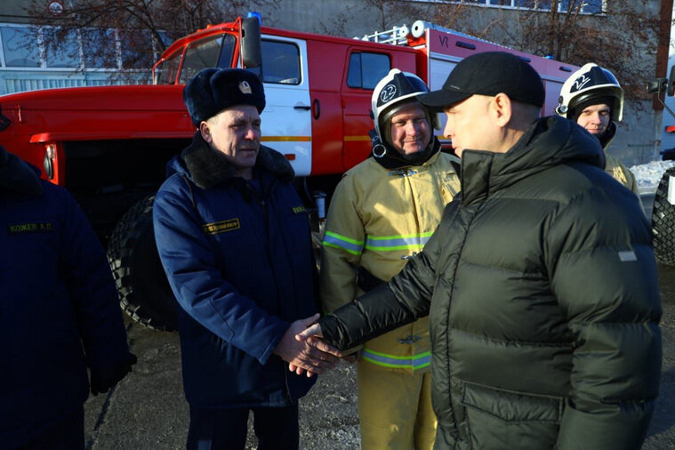    Губернатор Вадим Шумков лично приехал вручать новые пожарные машины