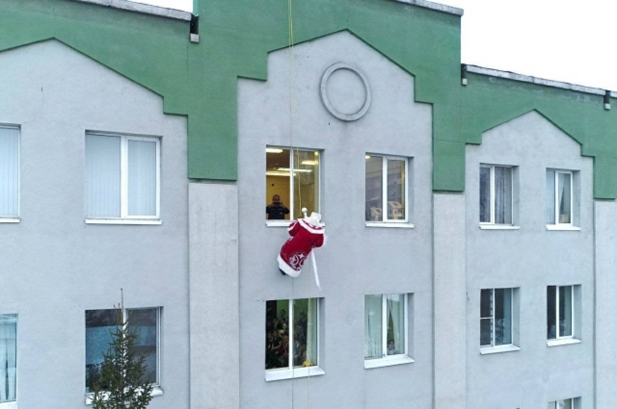    В Уфе Дед Мороз залез к детям через окно на 4 этаже