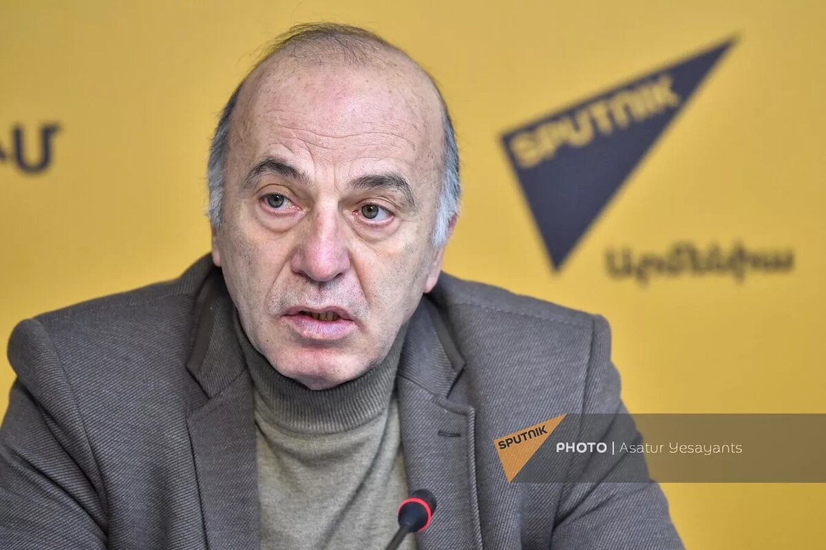  Sputnik / Asatur Yesayants