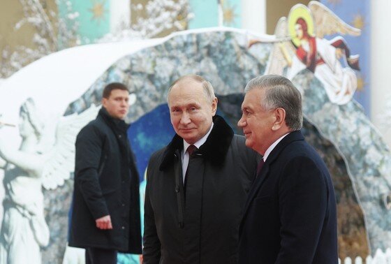    Президент РФ Владимир Путин и президент Узбекистана Шавкат Мирзиеев во время посещения музея-заповедника «Павловск» главами стран — участниц СНГ