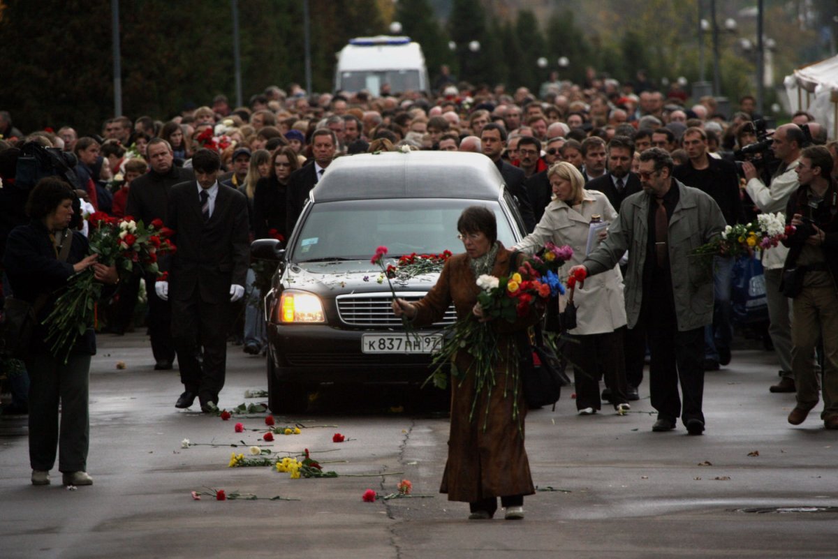 Похоронная процессия, провожавшая Анну Политковскую. Злословить вокруг смерти человека, тем более насильственной, не этично как минимум. Но многие привилегированные сограждане страны с данного изображения не стеснялись маркировать себя "совестью нации" в отличие от провинциальных шахтёров, комбайнёров и военнослужащих.  