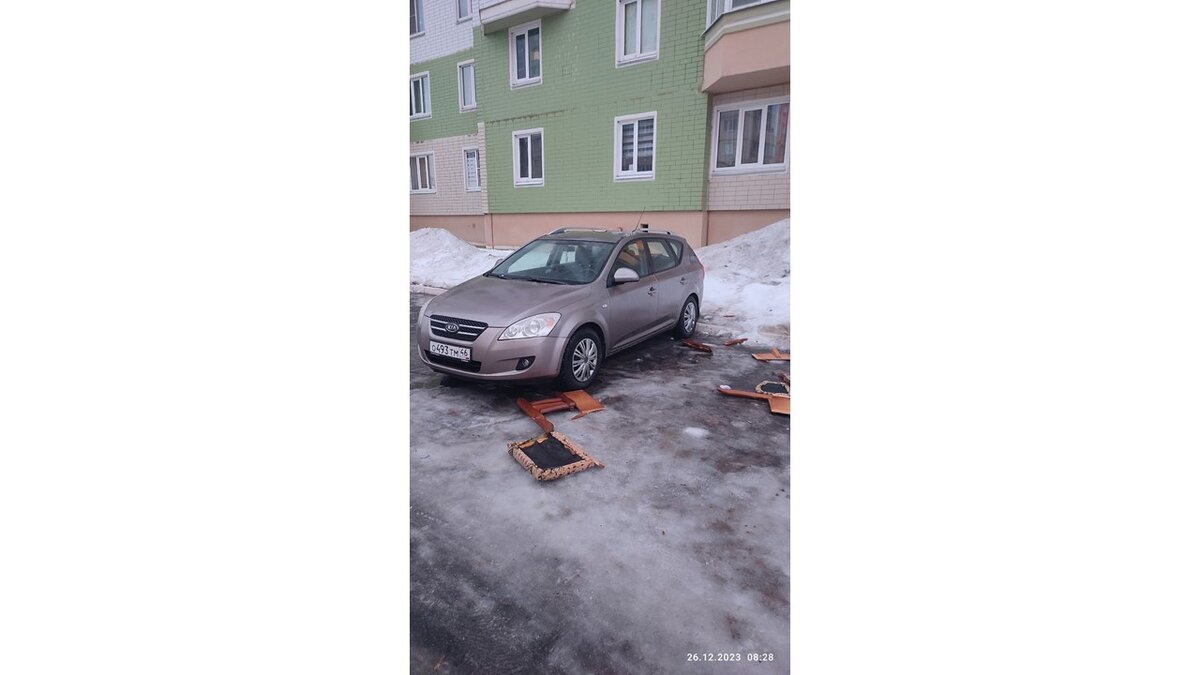    В Курске из окна многоэтажки выбросили стул на автомобиль