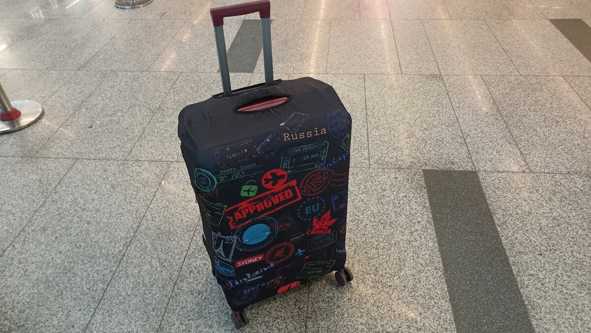 Чехол на чемодан - нужная вещь. Как оказалось, действительно помогает уберечь багаж от повреждений и сэкономить на одноразовой упаковке плёнкой 