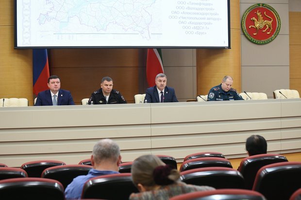 Раис Татарстана дал указания обеспечить безопасность на дорогах во время новогодних праздников, сообщил глава Миндортранса РТ. взято realnoevremya.ru с сайта tatarstan.ru 