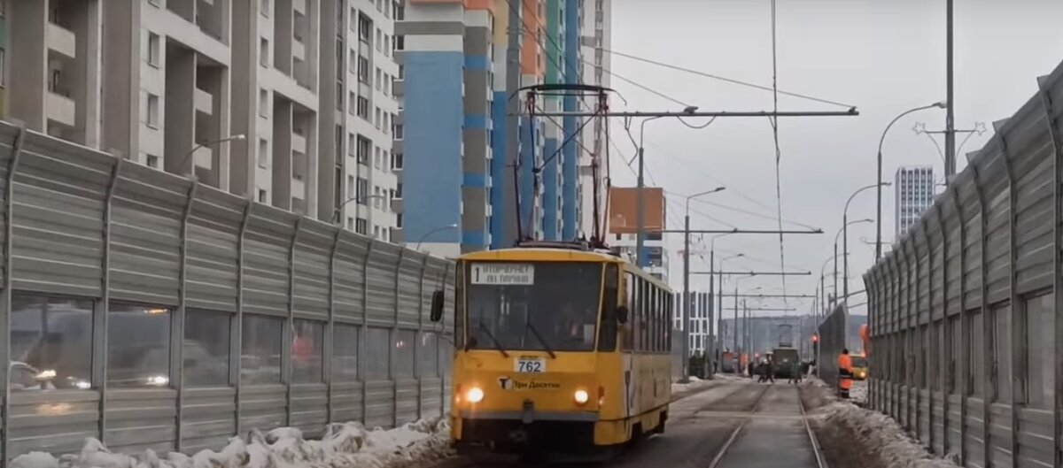 В "теле" жилмассива вдоль трамвайного пути установили шумозащитные экраны.