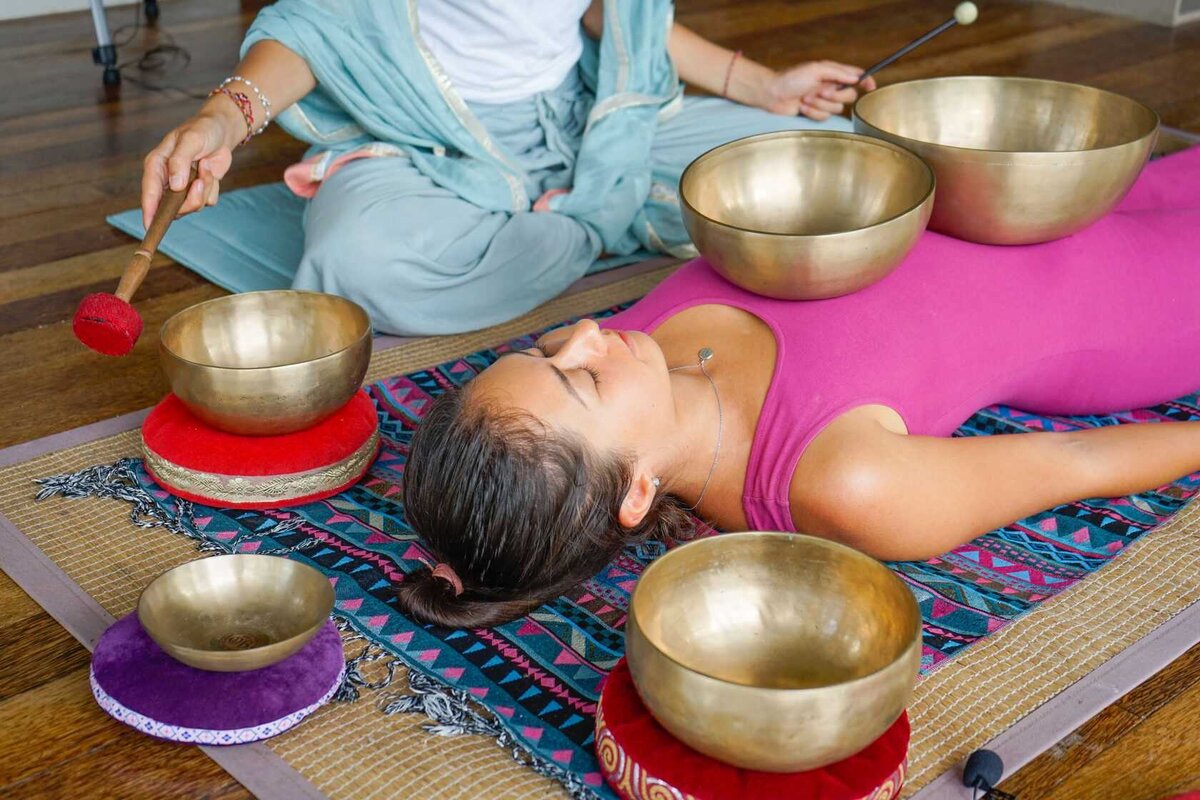 Звук поющих чаш. Поющие чаши. Звукотерапия. Чаша для медитации. Поющие чаши в Японии. Звуковибрационный массаж тибетскими чашами.