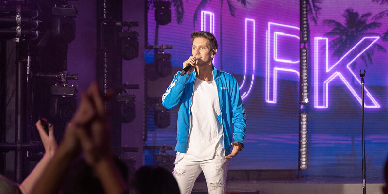 Напомним, что об исчезновении вокалиста стало известно благодаря его команде. Представитель лейбла, в котором работает ЮрКисс, рассказал, что он не отвечал на звонки и сообщения. Более того, никто не знал, где он может быть. Из-за беспокойства фанатов и близких певец в итоге все-таки объявился и в личном блоге объяснил, почему пропал. 