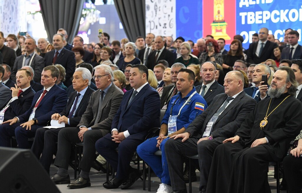 Флаг Тверской области из космоса попал в руки губернатора