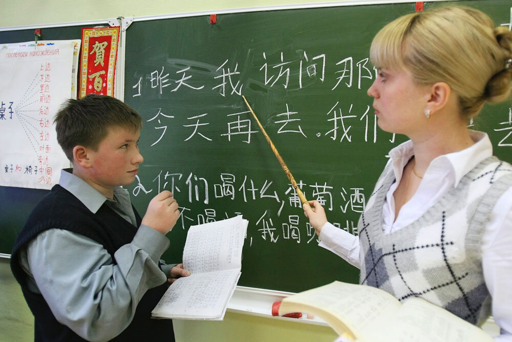 В школе китайский изучает 60 учащихся. Учитель и ученик. Китайский язык. Китайский учитель и ученик. Ученик у доски.