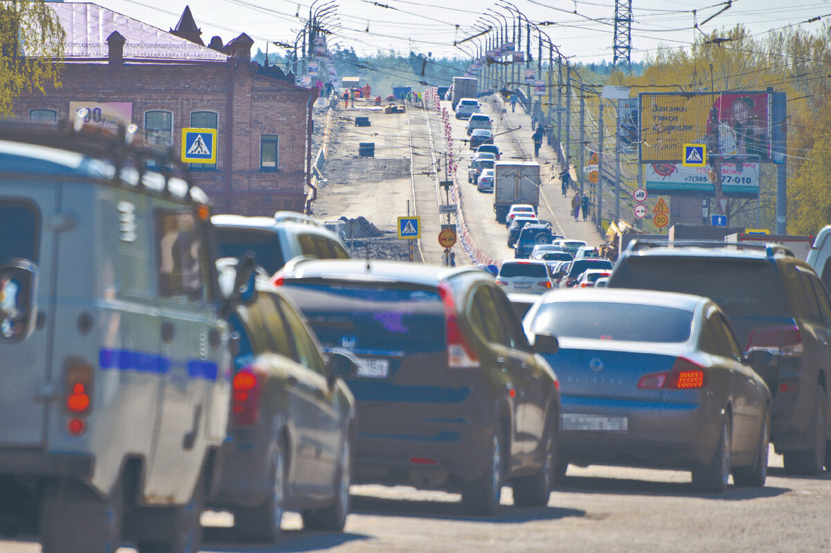 Пробка на коммунальном мосту в мае 2023 года. Фото Алексея Саламатова
