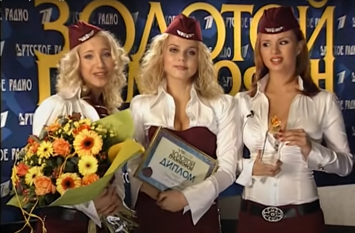 Группа "Блестящие" на вручении премии "Золотой граммофон-2003". В центре - автор текста песни "А я всё летала" Ксения Новикова. 