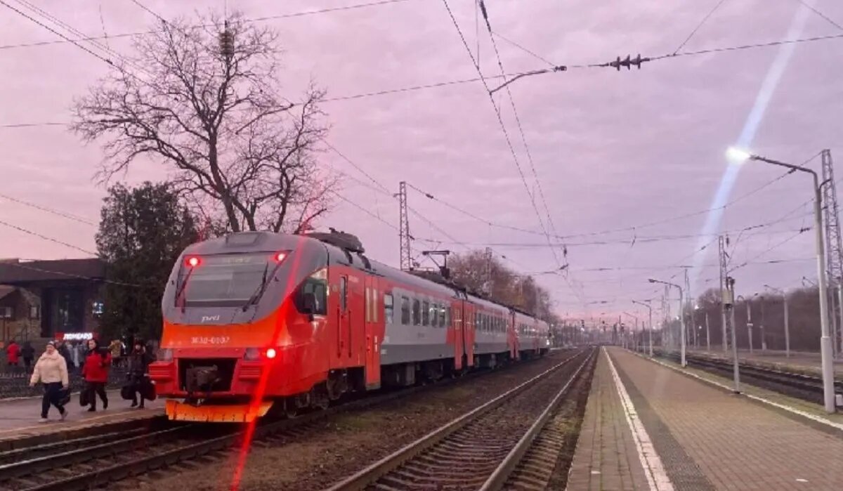 На поездах по маршруту Ростов — Таганрог увеличилось количество остановок |  АОН // Ростов-на-Дону | Дзен