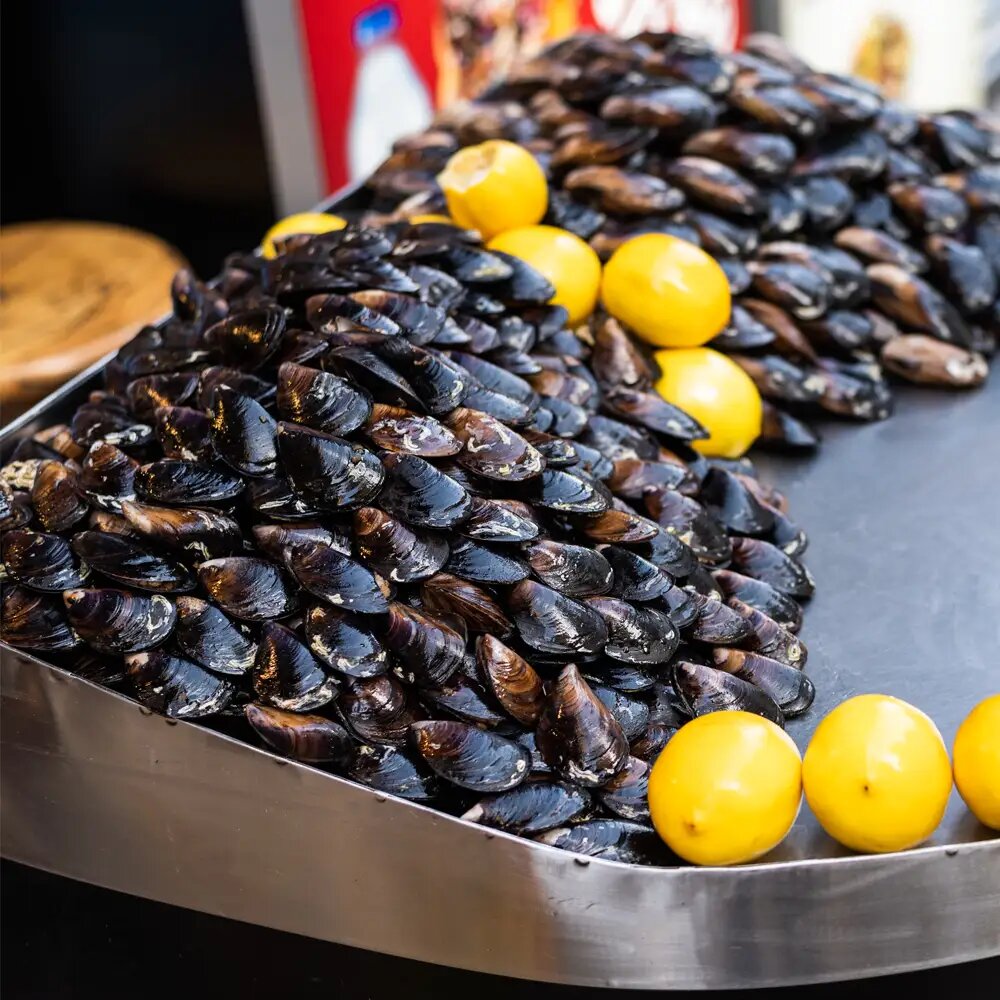 Уличная подача уличной еды - фаршированных мидий