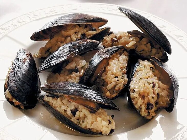 Рис приправляют специями. В кафе для местных мидии могут быть очень острыми