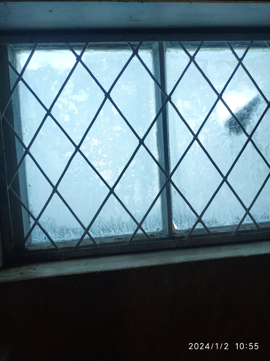 Окошко в коридоре замерзло