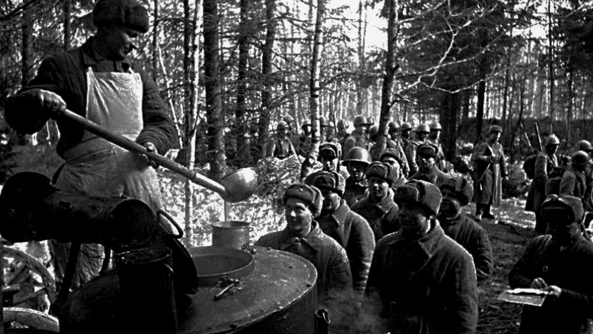 По лесу поплыл аромат горячей каши. 