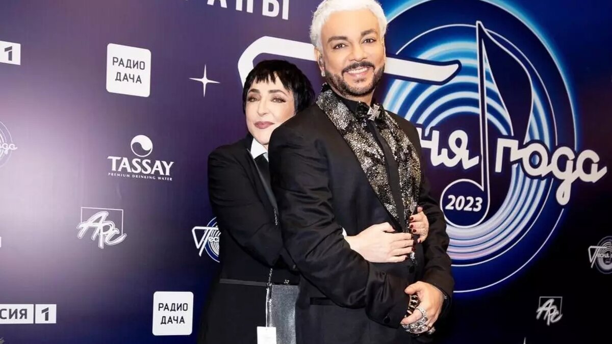     Звезды российского шоубизнеса, отрывавшиеся на «голой» вечеринке Анастасии Ивлеевой, начали публично приносить извинения в своих соцсетях за разврат.