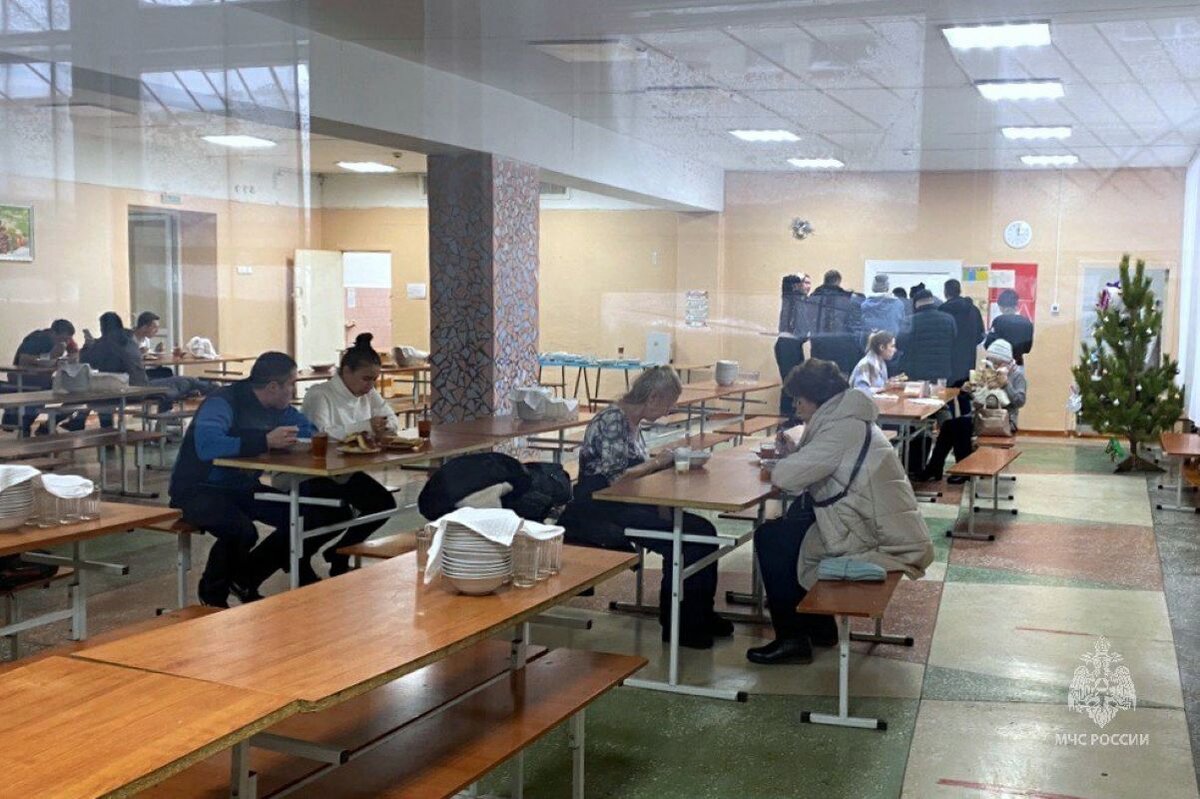 На данный момент в школе размещены 56 человек, в том числе 1 ребенок.  Фото: Фото: пресс-служба ГУ МЧС по Челябинской области