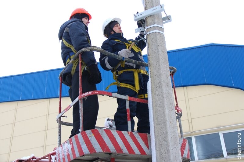    Одну станцию уже поставили на Жукова, 4. Сегодня оборудование монтировали у стадиона "Металлург" и на улице Окинина.