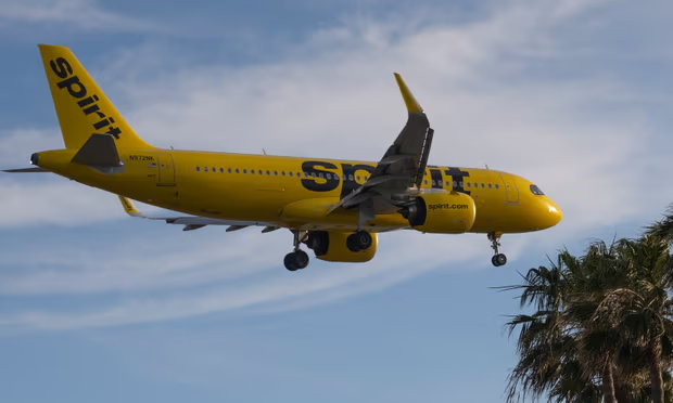 Боинг 737 авиакомпании Spirit Airlines приземляется в Лос-Анджелесе, Калифорния (2645 миль от Форт-Майерса), 7 апреля 2023 года. Фотография: Тайд Бэррон/ZUMA Press Wire/Shutterstock.