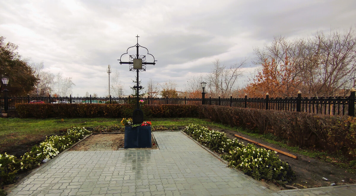 Город Сызрань. Храм «Успения Божией Матери». Памятный крест репрессированным.