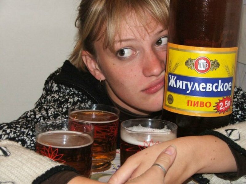 Девушка с пивом мем