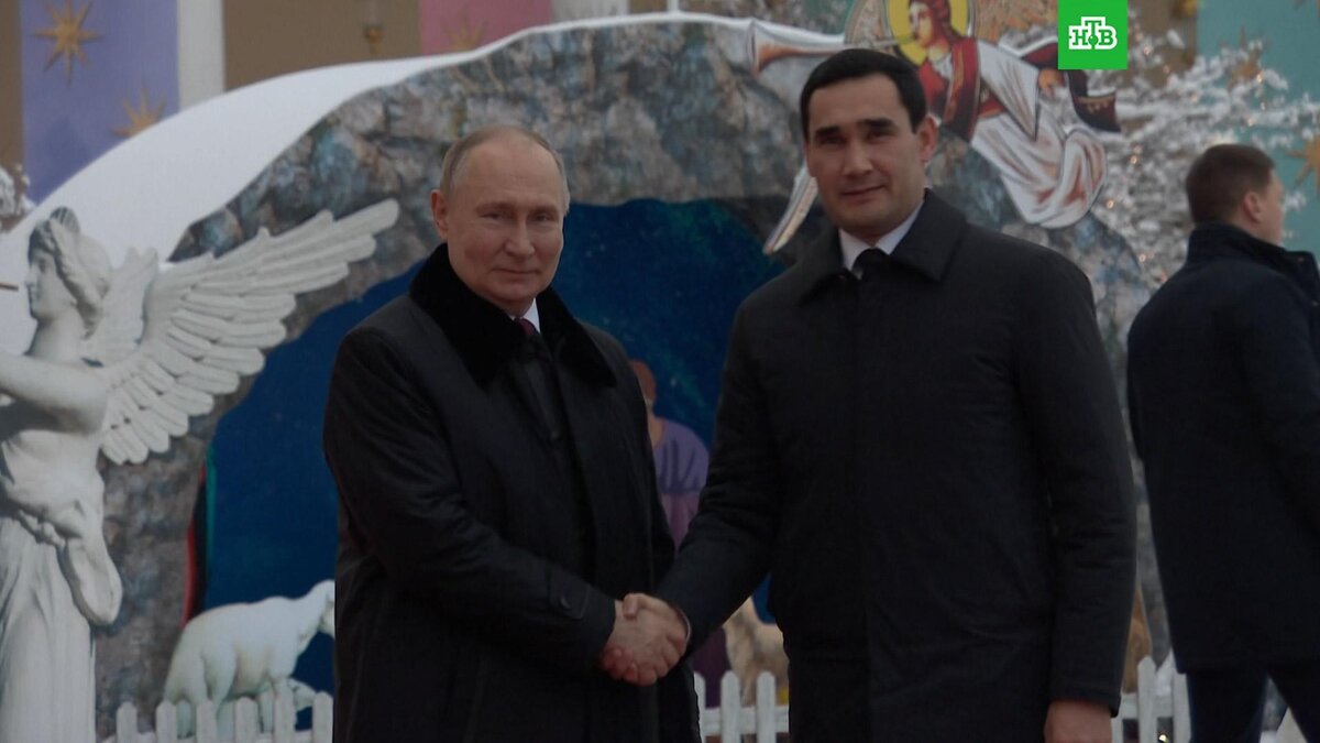    Неформальный саммит СНГ начался с экскурсии по дворцам Петербурга