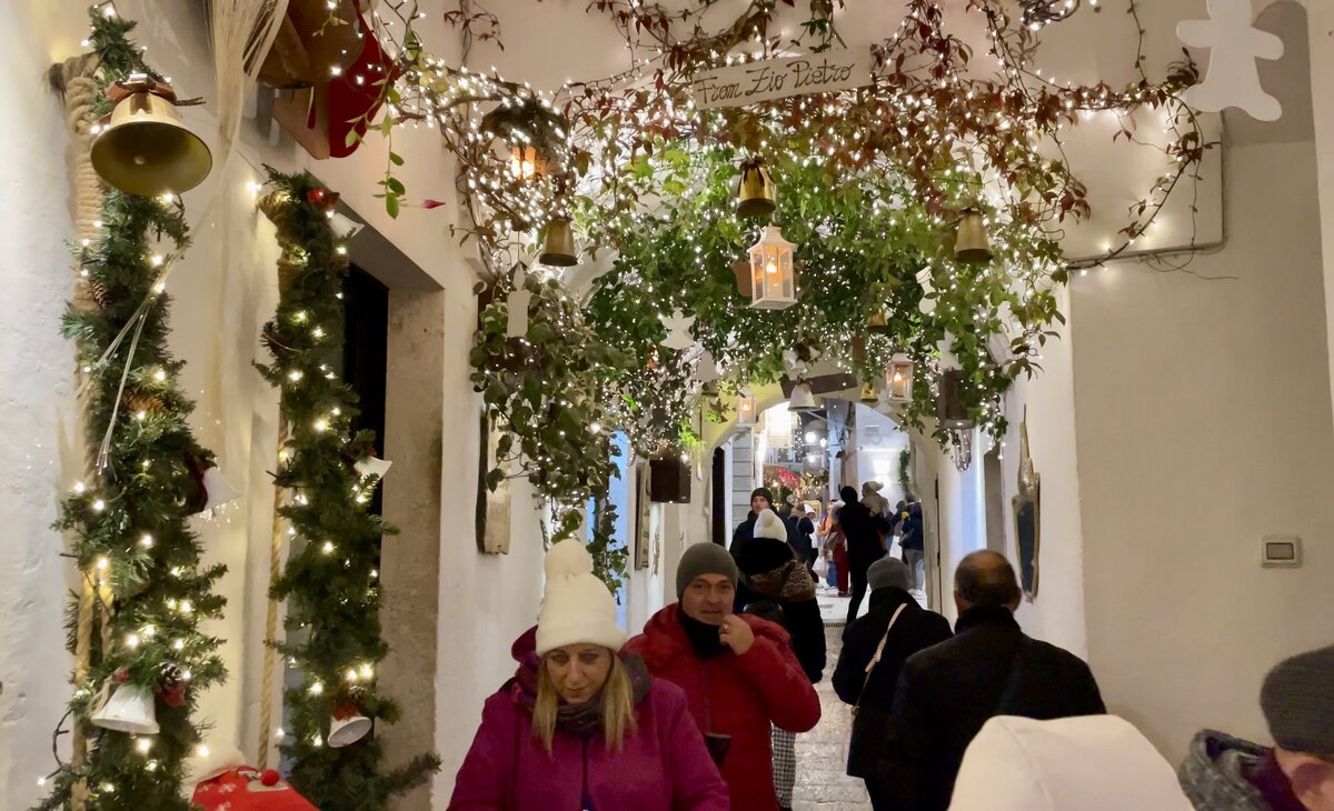 После 12 ночи на улицу лучше не выходить, чтобы по голове не прилетело. Как отмечают Рождество в Италии и как отметила его я