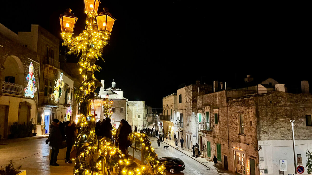 После 12 ночи на улицу лучше не выходить, чтобы по голове не прилетело. Как отмечают Рождество в Италии и как отметила его я