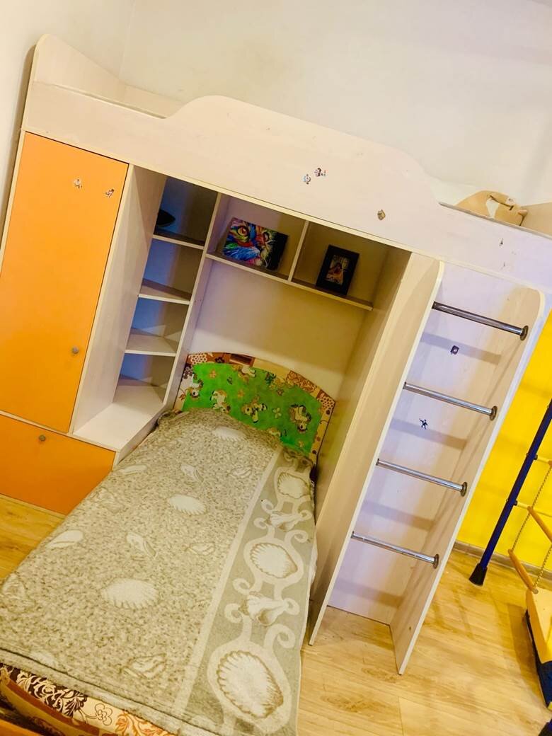 На фото – диван все же застелен пледом, в обычной жизни, чаще всего, даже этого не делает ребенок