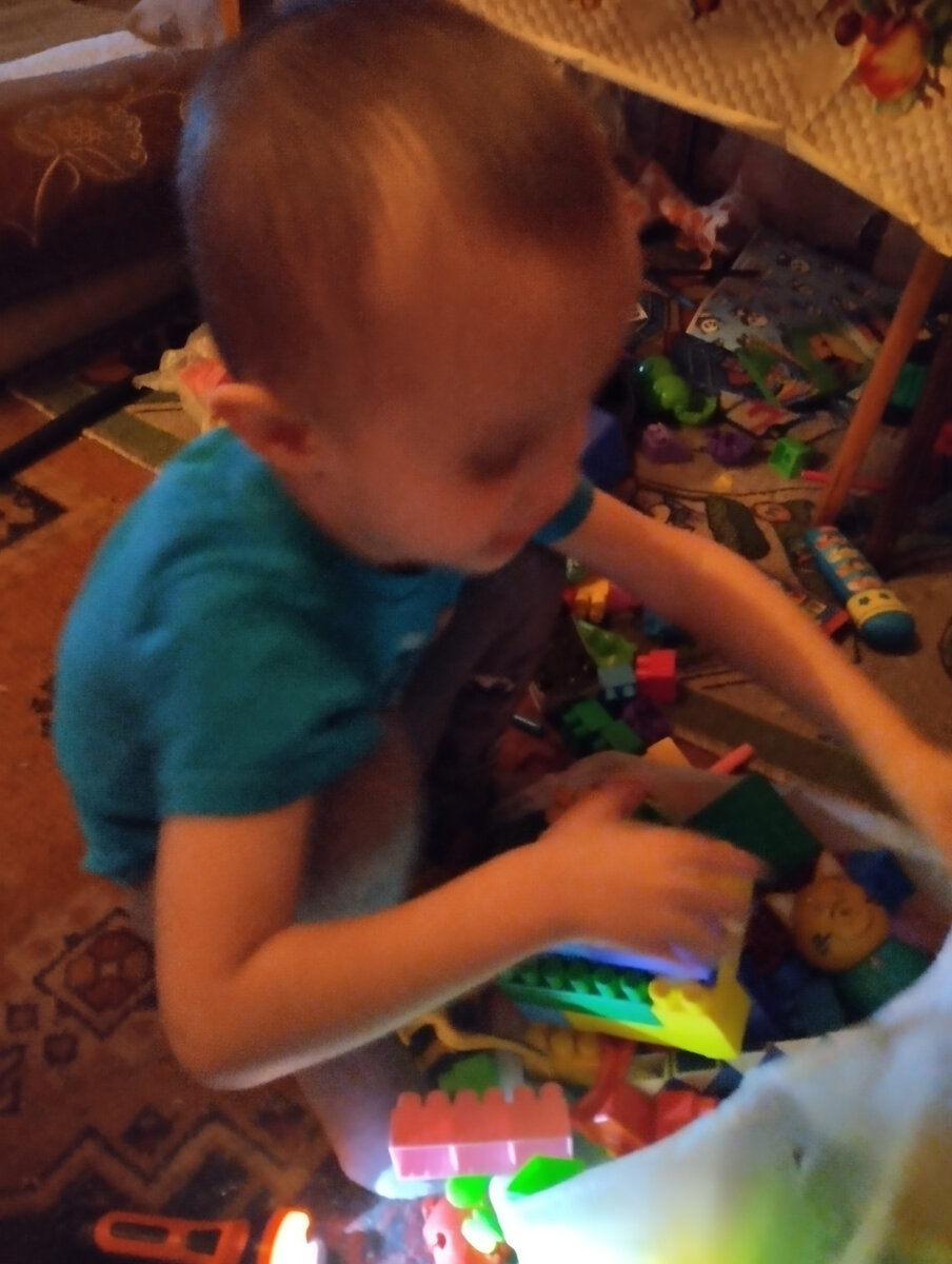 Фото моё. Это уже сам Никита разбросал все что можно.)))))