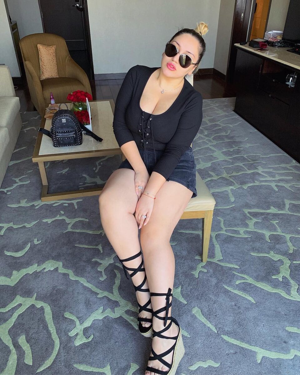 Знаменитостям всегда нужно быть в хорошей форме. Кому-то повезло от природы, а кому-то пришлось немного потрудиться, чтобы достичь стройности.-5