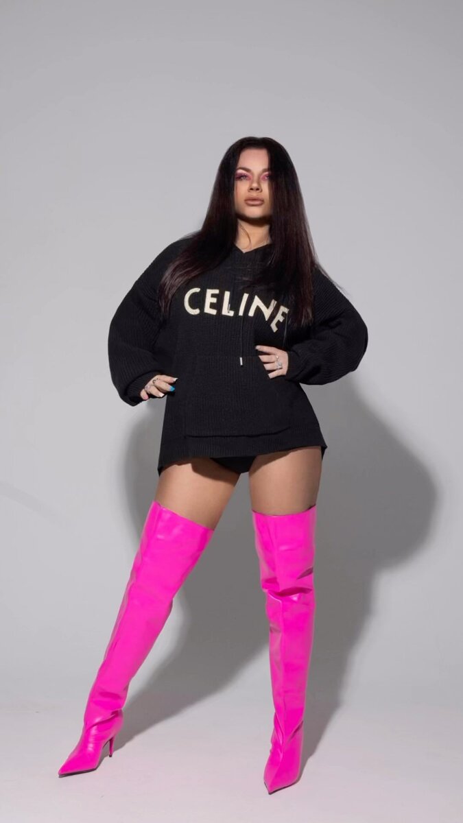 Знаменитостям всегда нужно быть в хорошей форме. Кому-то повезло от природы, а кому-то пришлось немного потрудиться, чтобы достичь стройности.-14