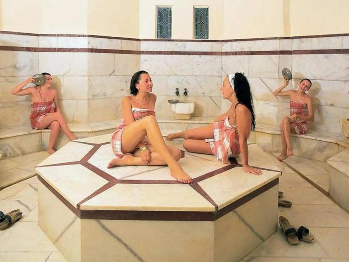 Баня общая женщины видео. Общественная баня женское отделение. Общая женская душевая. Общая общественная баня. Женские турецкие бани.