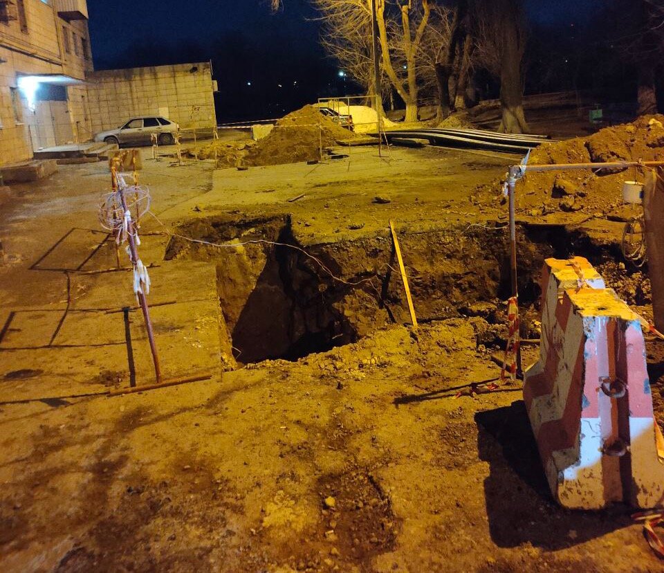 Корреспондент обратился в «Концессии теплоснабжения», чтобы уточнить данную информацию.  
 
 — «Концессии теплоснабжения» проводили работы по замене участка теплопровода по адресу проспект Столетова, 50. В настоящее время по указанному адресу сотрудниками «Концессий водоснабжения» проводятся работы по модернизации сетей водоотведения. По завершению работ, благоустройство территории будет восстановлено.  
 
 Правда, сроки окончания работ концессионеры не указали. Но, вероятно, такую картину горожане будут наблюдать в новогодние праздники.На юге Волгограда у многоэтажного дома появилось несколько ям, которые перекрыли дорогу автомобилистам. Теперь горожане живут в страхе, ведь в случае ЧП, к ним не приедут экстренные службы. Об этом «Блокноту» сообщили местные жители сегодня, 26 декабря. 
 
 В Красноармейском районе у дома № 50, расположенного по улице Столетова, можно заметить несколько ям, которые остались после концессионных раскопок. При этом, как уточняют горожане, дыр у дома становится только больше, а заделывать их не спешат.  
 
 — Вдоль всего дома раскопаны ямы, проехать на машине невозможно, да и пройти к подъезду очень опасно. Коммунальные службы отмалчиваются. С каждым днем ямы прибавляются. А если кому-то понадобится медицинская помощь? Карета скорой помощи просто не сможет подъехать. А если не дай Бог возгорание? Что делать? Куда обращаться? Первая яма появилась в августе текущего года и найти причину коммунальщикам не удалось, — рассказывает Алена.  
 
 — Столетова, 50 скоро уйдет под землю, — опасается другая местная жительница Елена.📷
Судя по кадрам, ямы огорожены, но не факт, что это остановит любопытных детишек, которые могут угодить в концессионные «ловушки» и покалечиться.📷
