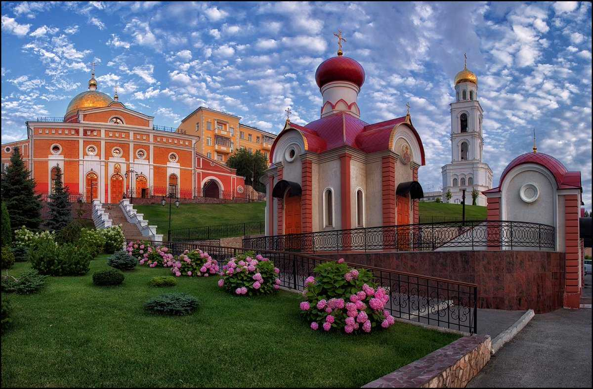 Символ города Церковь и памятник