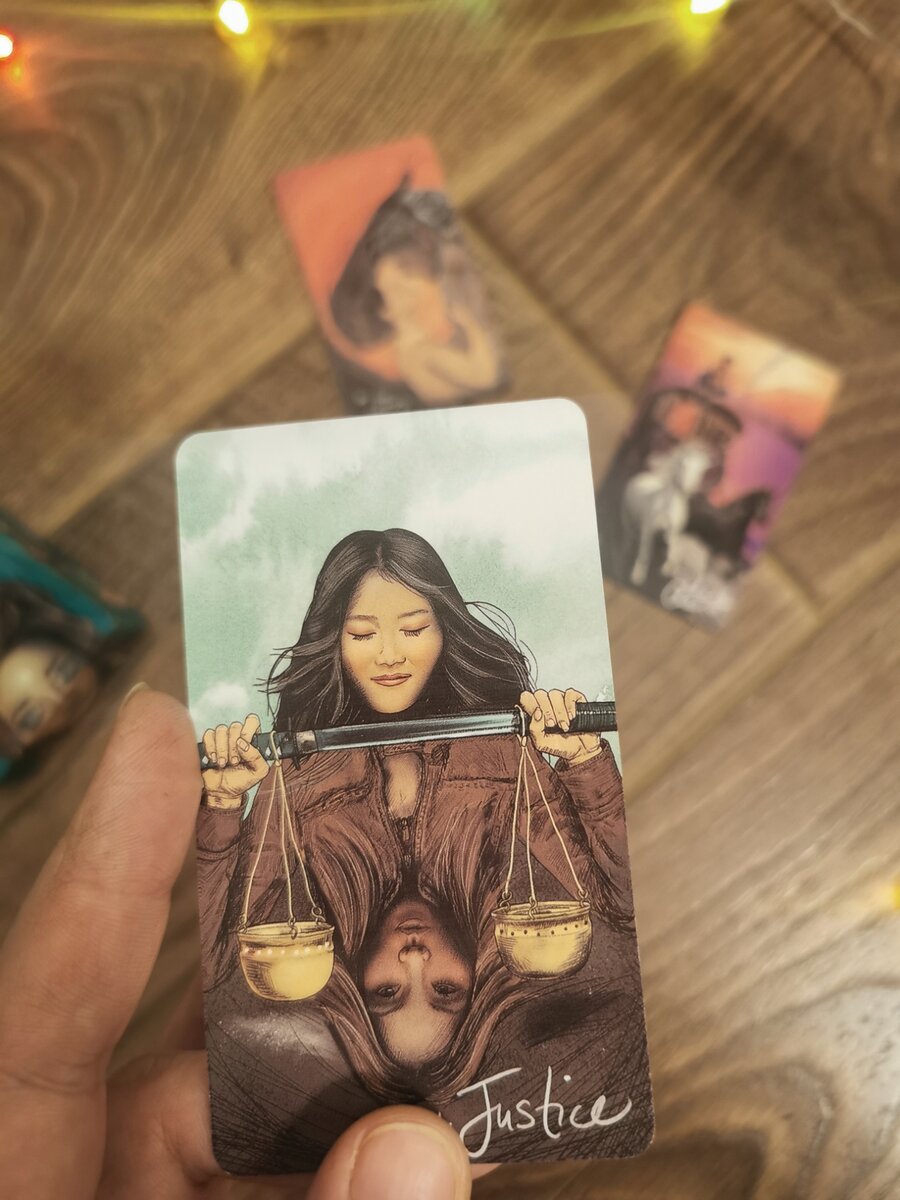 8 Аркан Таро "Справедливость" - Год кармической справедливости. В английской традиции Таро 8 Аркан - это Сила. А во французской - Справедливость. Какую вам выбирать - решайте сами. Я, например, в работе с Матрицами, придерживаюсь в основном французской традиции. Фото из личного архива автора. Фото автора.