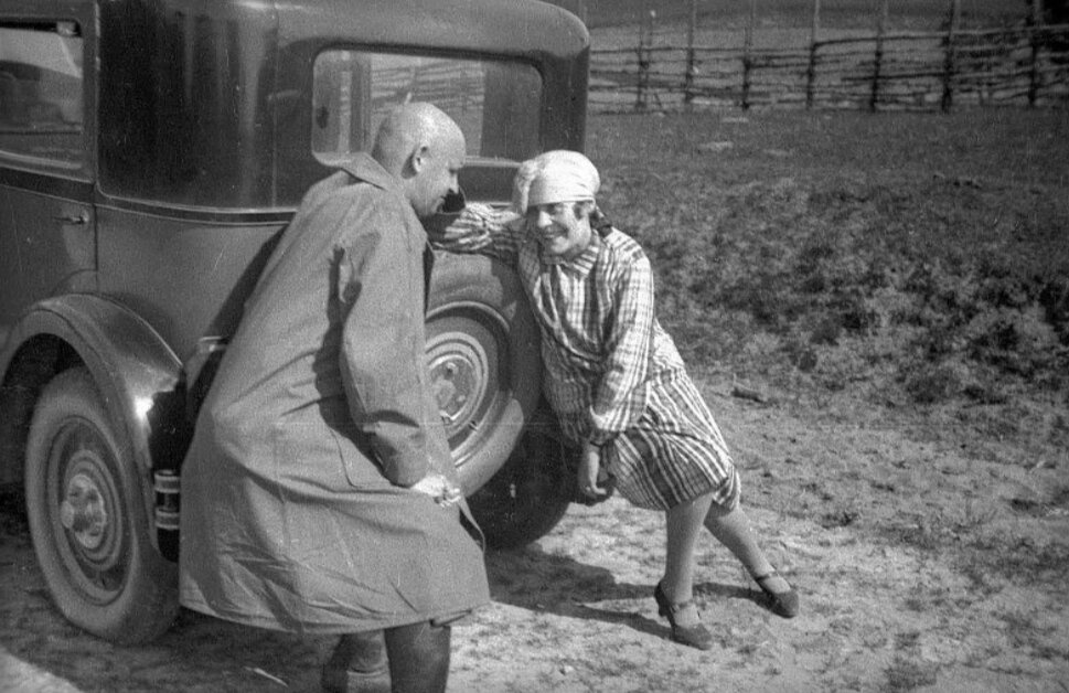 Неизвестный автор. Лиля Брик и Александр Родченко около автомобиля «Рено», 1929 год © Public domain