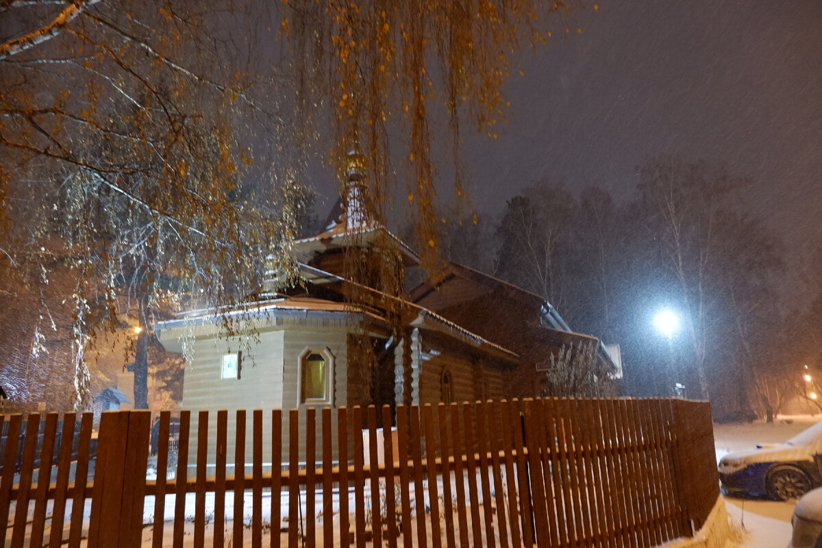 Храм Рождества Пресвятой Богородицы по дороге на остановку