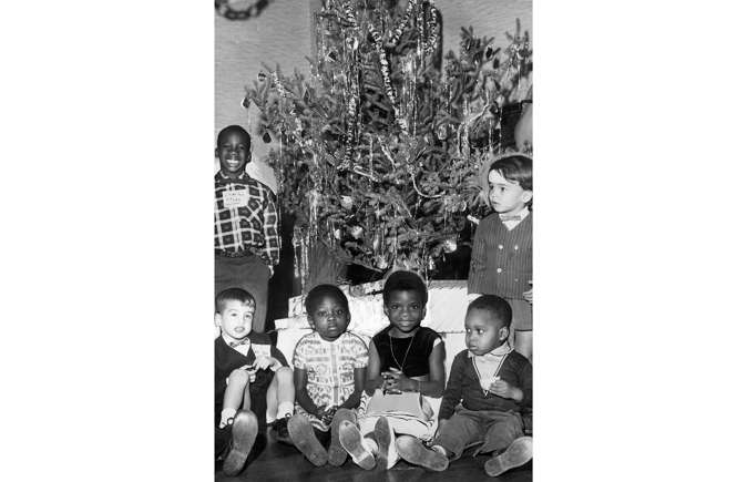 Издательство Love Exploring Статья Angela Kennedy 25 декабря 2023 года Начало читайте ЗДЕСЬ 1960-е: Даже самые жестокие сердца не могут не согреться этой милой фотографией детей на рождественской...