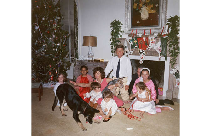Издательство Love Exploring Статья Angela Kennedy 25 декабря 2023 года Начало читайте ЗДЕСЬ 1960-е: Даже самые жестокие сердца не могут не согреться этой милой фотографией детей на рождественской...-2